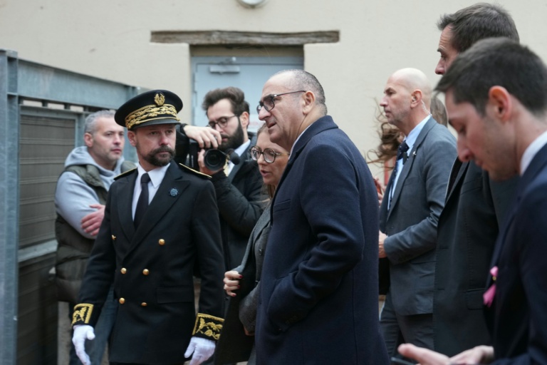 Le préfet des Yvelines Brice Blondel (2e à g), la ministre chargée de la Lutte contre les discriminations Aurore Bergé (4e à g) et le ministre de l'Intérieur Laurent Nuñez (c), en déplacement à Trappes, dans les Yvelines, après des tirs meutriers, le 23 octobre 2026