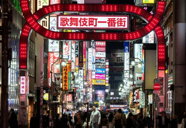 Des néons dans une rue du quartier de Shinjuku, le 30 mars  2026 à Tokyo