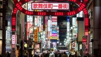 Des néons dans une rue du quartier de Shinjuku, le 30 mars  2026 à Tokyo