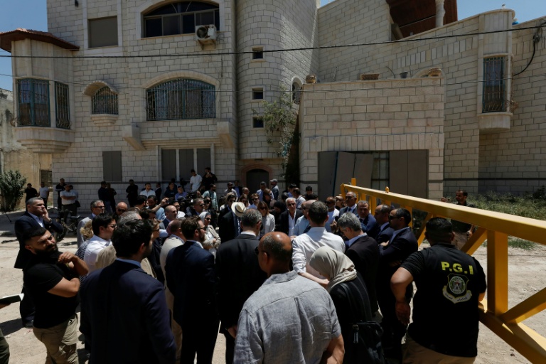 Des diplomates étrangers effectuent une visite à Jénine, en Cisjordanie occupée, le 21 mai 2025.