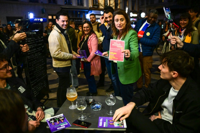 Marine Tondelier, secrétaire nationale des Écologistes, distribue des tracts de campagne en soutien au maire de Lyon Grégory Douce, candidat à sa réélection aux municipales, le 5 mars 2026 à Lyon