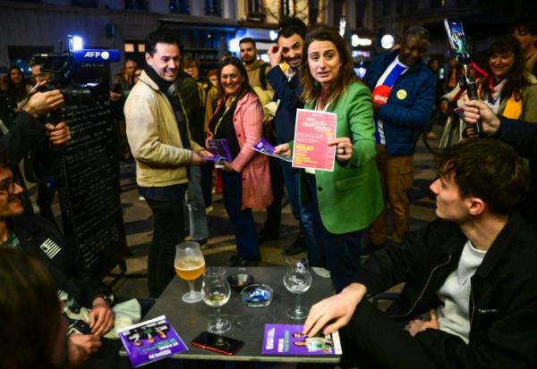 Marine Tondelier, secrétaire nationale des Écologistes, distribue des tracts de campagne en soutien au maire de Lyon Grégory Douce, candidat à sa réélection aux municipales, le 5 mars 2026 à Lyon