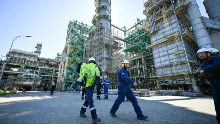 Des ouvriers à la raffinerie de Normandie de TotalEnergies, à Gonfreville-L’Orcher, près du Havre, le 23 avril 2026