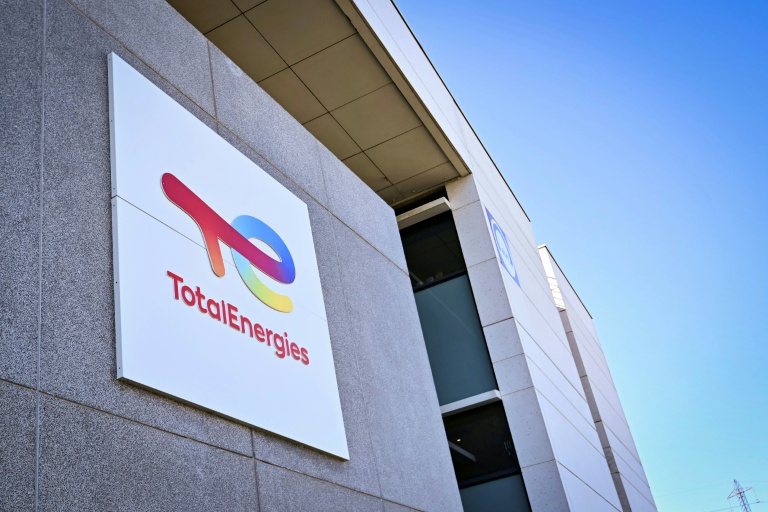 Logo de TotalEnergies à la raffinerie de Gronfreville-l'Orcher, près du Havre, le 23 avril 2026