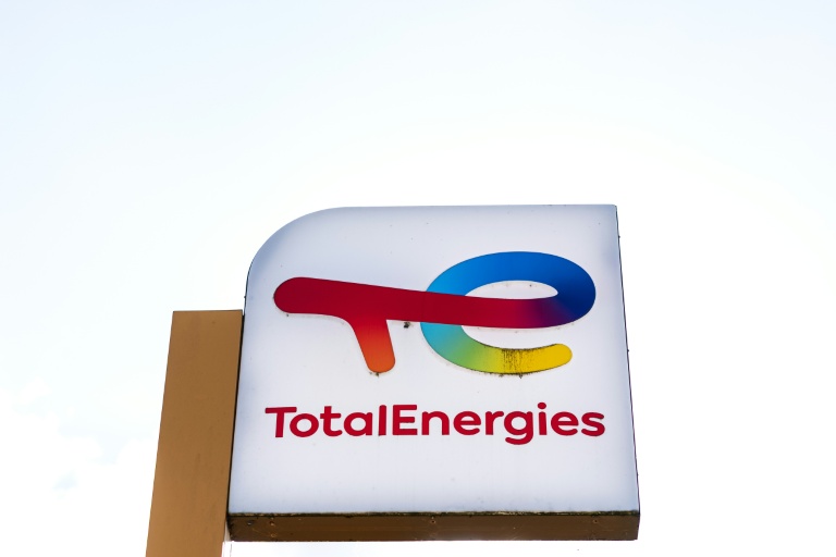Le logo du groupe pétrogazier français TotalEnergies dans une station-service de Pecquencourt, dans le nord de la France, le 16 septembre 2026