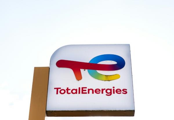 Le logo du groupe pétrogazier français TotalEnergies dans une station-service de Pecquencourt, dans le nord de la France, le 16 septembre 2026