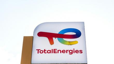 Le logo du groupe pétrogazier français TotalEnergies dans une station-service de Pecquencourt, dans le nord de la France, le 16 septembre 2026