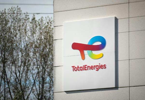 Logo de TotalEnergies, sur la raffinerie de Gonfreville-l'Orcher, près du Havre, en Seine-Maritime, le 5 octobre 2022.