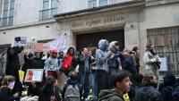 L'entrée du lycée Sophie-Germain à Paris, bloquée le 9 octobre 2026
