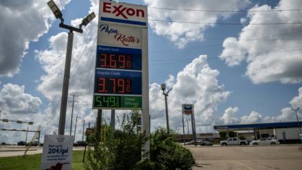 Les prix des carburants affichés dans une station-service Exxon à Huntsville, le 8 septembre 2026 au Texas