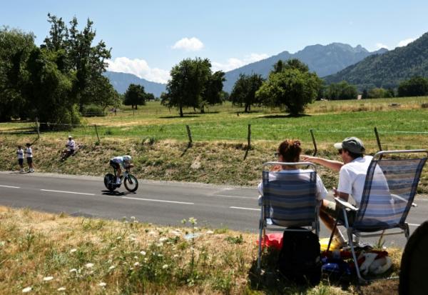 Des spectateurs assistent au contre-la-montre individuel de la 16e étape du Tour de France, le 21 juillet 2026 aux abords du Lac Léman