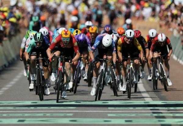 Le Norvégien Soren Waerenskjold (C) remporte le sprint à l'arrivée de la 11e étape du Tour de France, le 15 juillet 2026 à Nevers