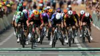 Le Norvégien Soren Waerenskjold (C) remporte le sprint à l'arrivée de la 11e étape du Tour de France, le 15 juillet 2026 à Nevers