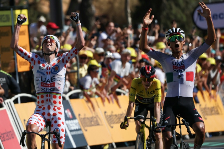 Les coureurs UAE Isaac Del Toro, vainqueur, et Tadej Pogacar en démonstration lors de la 2e étape du Tour de France, le 5 juillet 2026 à Barcelone