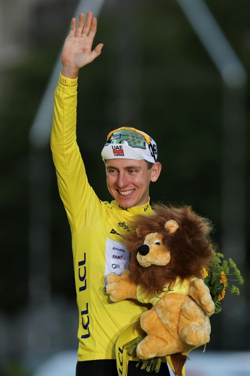 Le maillot jaune slovène Tadej Pogacar tout sourire sur le podium pour célébrer son cinquième sacre au Tour de France à l'issue de la 21e et dernière étape de l'édition 2026 à Paris le 26 juillet 2026