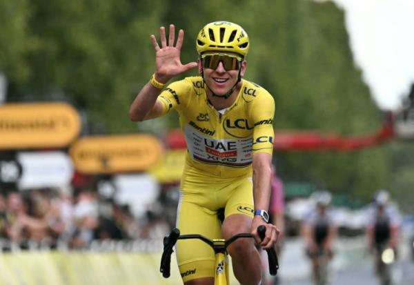 Tadej Pogacar célèbre son cinquième sacre au Tour de France à l'arrivée de la 21e et dernière étape du Tour de France sur les Champs-Élysées à Paris le 26 juillet 2026