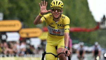 Tadej Pogacar célèbre son cinquième sacre au Tour de France à l'arrivée de la 21e et dernière étape du Tour de France sur les Champs-Élysées à Paris le 26 juillet 2026