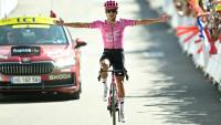 L'Équatorien Richard Carapaz célèbre sa victoire en solitaire lors de la 18e étape du Tour de France le 23 juillet 2026 à Orcières-Merlette