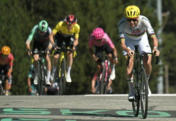 Tadej Pogacar franchit la ligne d'arrivée de la 3e étape du Tour de France en vainqueur, le 6 juillet 2026 aux Angles