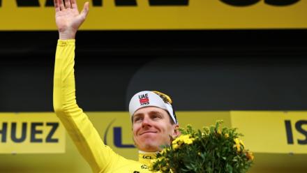 Le maillot jaune Tadej Pogacar, vainqueur de la première des deux arrivées à l'Alpe d'Huez, lors de la 20e étape, le 25 juillet 2026