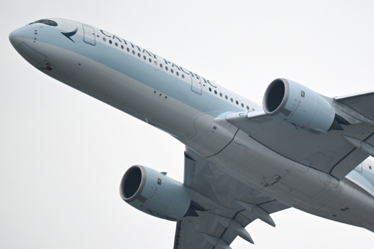 Un avion de la compagnie honkongaise Cathay Pacific juste après son décollage à l'aéroport international de Hong Kong international airport le 11 mars 2026