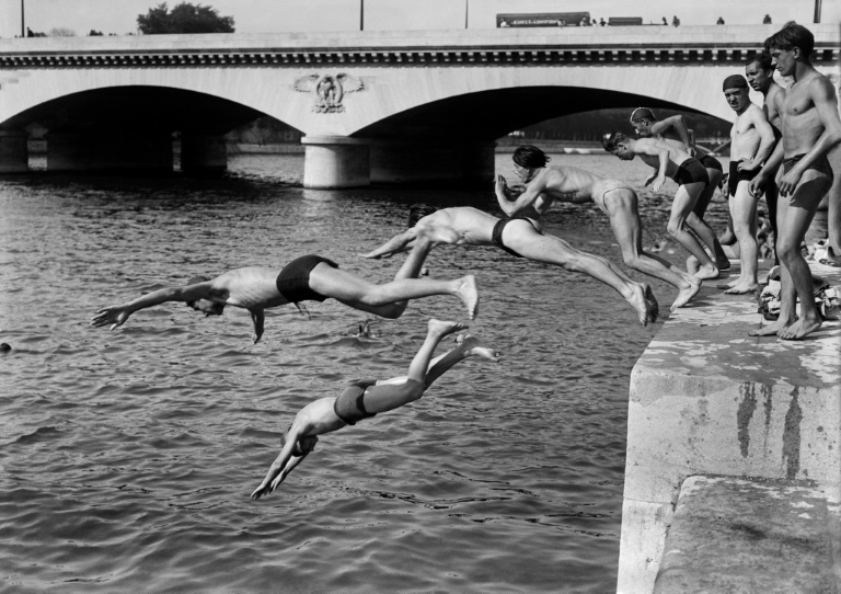 Plusieurs personnes plongent dans la Seine près du Pont d'Iéna à Paris en juin 1946 à l'occasion d'une vague de chaleur 