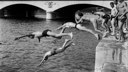 Plusieurs personnes plongent dans la Seine près du Pont d'Iéna à Paris en juin 1946 à l'occasion d'une vague de chaleur 