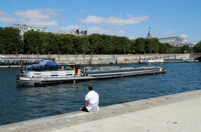 Une péniche de fret passe sur la Seine à Paris, le 23 juin 2017 