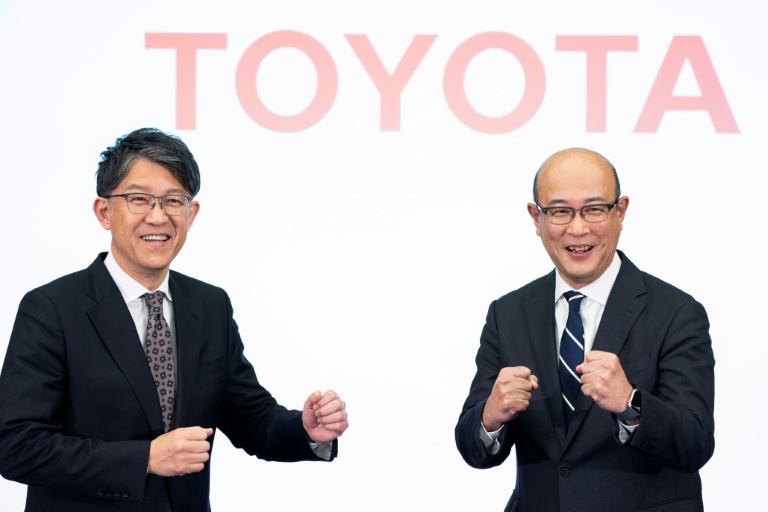 Le PDG de Toyota Koji Sato (à gauche) et le directeur financier qui qui va le remplacer Kenta Kon (à droite) à l'issue d'une conférence de presse à Tokyo le 6 février 2026
