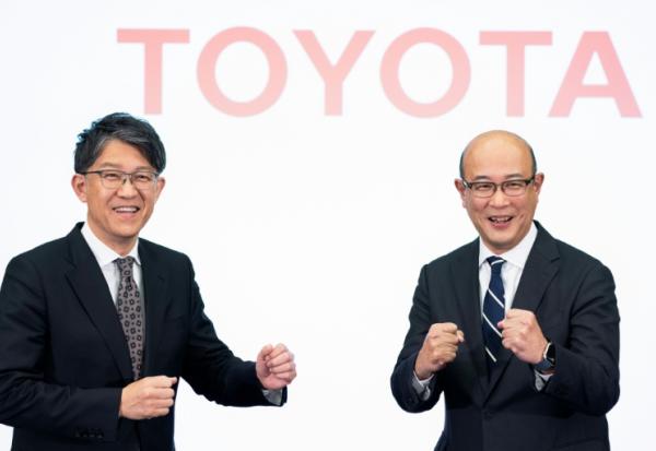 Le PDG de Toyota Koji Sato (à gauche) et le directeur financier qui qui va le remplacer Kenta Kon (à droite) à l'issue d'une conférence de presse à Tokyo le 6 février 2026