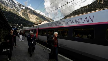 Le trafic ferroviaire entre Paris et Milan est interrompu au moins plusieurs jours, a indiqué mardi la SNCF