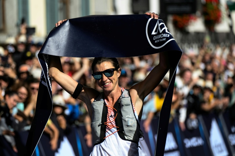 La Néo-Zélandaise Ruth Croft lors de sa victoire sur la 22e édition de l'Ultra Trail du Mont Blanc (UTMB) à Chamonix le 30 août 2025