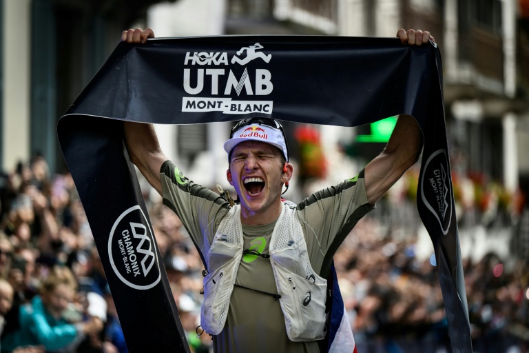 Le Britannique Tom Evans célèbre sa victoire au terme de l'UTMB, à Chamonix, le 30 août 2025