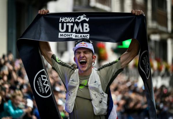 Le Britannique Tom Evans célèbre sa victoire au terme de l'UTMB, à Chamonix, le 30 août 2025