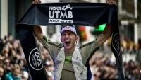 Le Britannique Tom Evans célèbre sa victoire au terme de l'UTMB, à Chamonix, le 30 août 2025