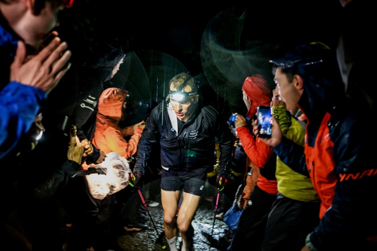 Le Britannique Tom Evans sous la pluie lors de l'UTMB, sur le tracé entre France, Italie et Suisse, le 30 août 2025