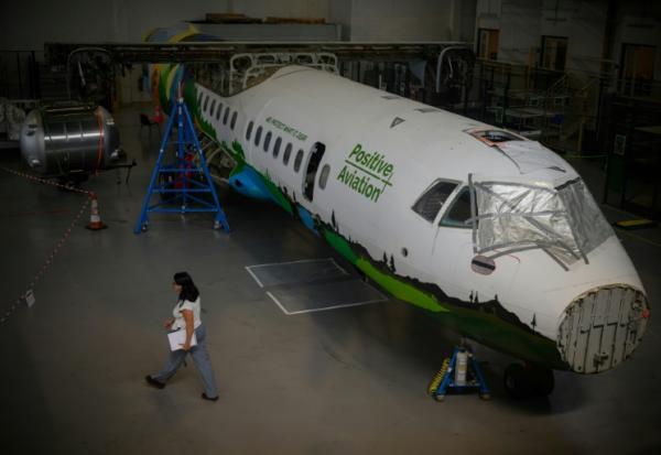 Cette photographie montre un avion ATR FF76 de Positive Aviation stationné pour des recherches dans l'atelier de l'entreprise à Blagnac, dans le sud-ouest de la France, le 21 juillet 2022