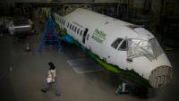 Cette photographie montre un avion ATR FF76 de Positive Aviation stationné pour des recherches dans l'atelier de l'entreprise à Blagnac, dans le sud-ouest de la France, le 21 juillet 2022