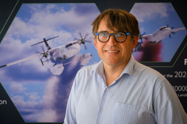 Laurent Schmitt, PDG de Positive Aviation, pose lors d'une séance photo au siège de son entreprise à Blagnac, dans le sud-ouest de la France, le 21 juillet 2026
