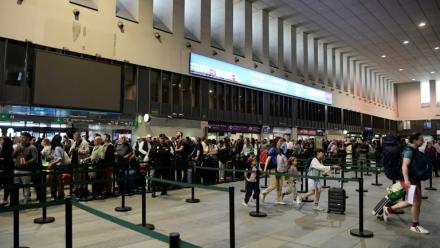 Des voyageurs attendent sur le quai  de monter dans un train à la gare de Séville, le 29 avril 2025 en Espagne, au lendemain d'unepanne  massive d'électricité qui a affecté la péninsule ibérique et le sud de la France