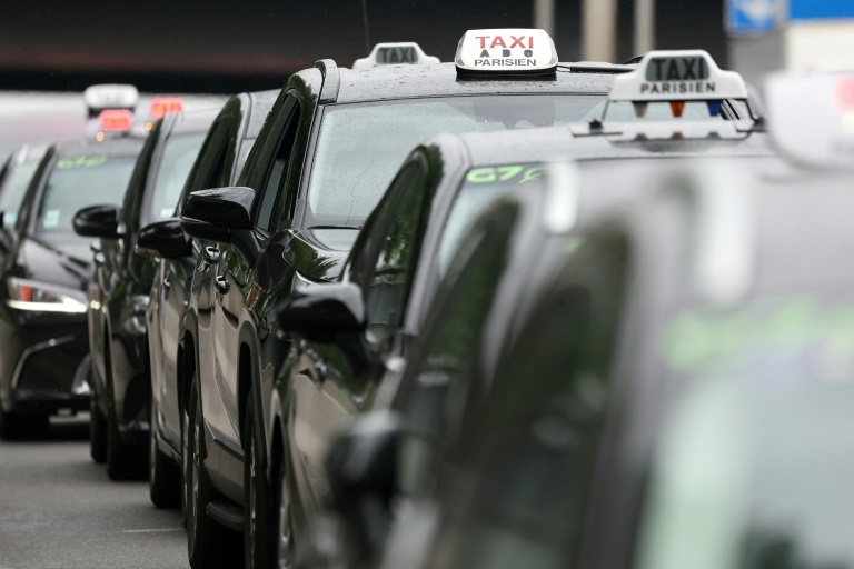 Des chauffeurs de taxis manifestent sur l'autoroute A1, près de Paris, le 21 mai 2025