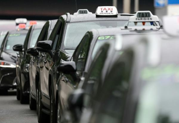 Des chauffeurs de taxis manifestent sur l'autoroute A1, près de Paris, le 21 mai 2025