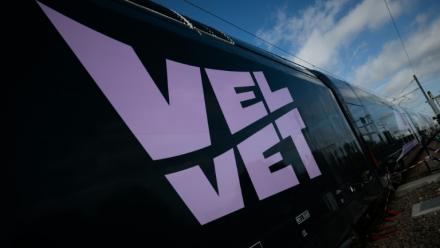 Le logo de Velvet sur un train à grande vitesse à deux étages Avelia Horizon  à l'usine Alstom d'Aytré, près de La Rochelle, le 16 avril 2026