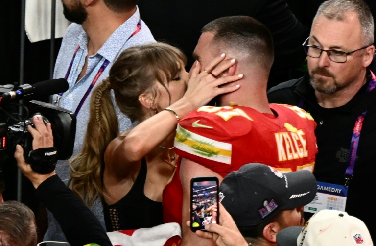 La chanteuse américaine Taylor Swift embrasse Travis Kelce, lors du Super Bowl à Las Vegas le 11 février 2024