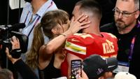 La chanteuse américaine Taylor Swift embrasse Travis Kelce, lors du Super Bowl à Las Vegas le 11 février 2024