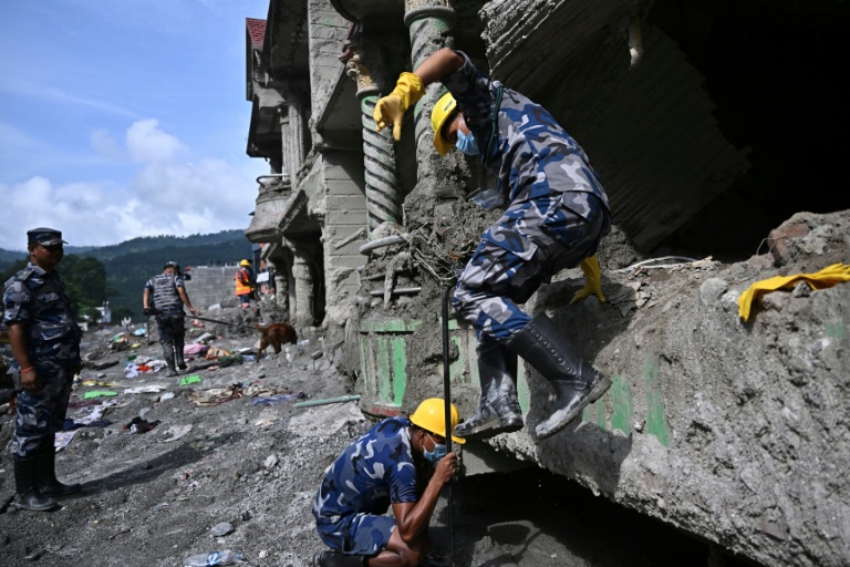 Des policiers mènent une opération de recherche et de sauvetage après des crues soudaines à Trishuli, dans le district de Nuwakot, le 7 septembre 2026 au Népal