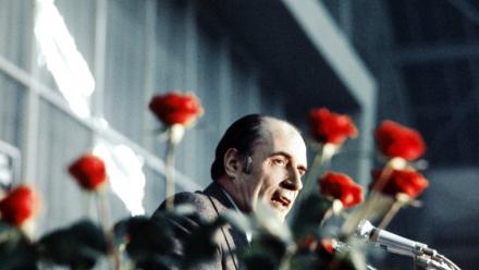 François Mitterrand prononce un discours durant la campagne pour l'élection présidentielle de 1974 à Dijon (Côte d'Or) le 26 avril