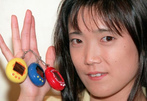 La créatrice pour le groupe japonais Bandai des Tamagotchis, Aki Maita, en présente des exemplaires le 25 août 1997 à Tokyo