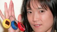 La créatrice pour le groupe japonais Bandai des Tamagotchis, Aki Maita, en présente des exemplaires le 25 août 1997 à Tokyo