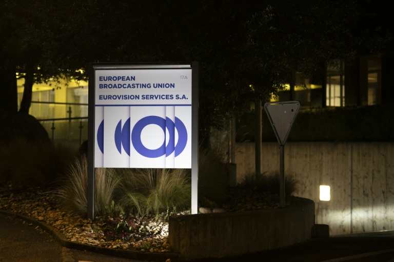 L'emblème de l'Union européenne de Radio-Télévision (UER) est visible à son siège lors d'une assemblée générale de deux jours de l'UER, qui organise le Concours Eurovision de la chanson, à Genève, le 4 décembre 2025